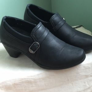 Woman’s shoes size 7W